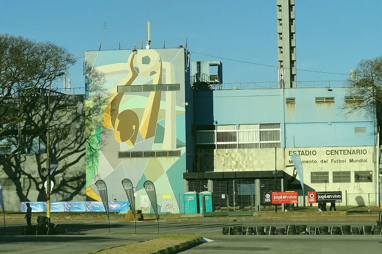附加赛两回合次回合开场前的通道（把这些比赛写进历史而不是写进新闻）